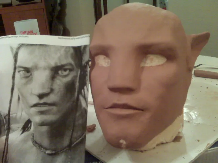 Na'vi (Avatar) face sculpted in clay beside its reference